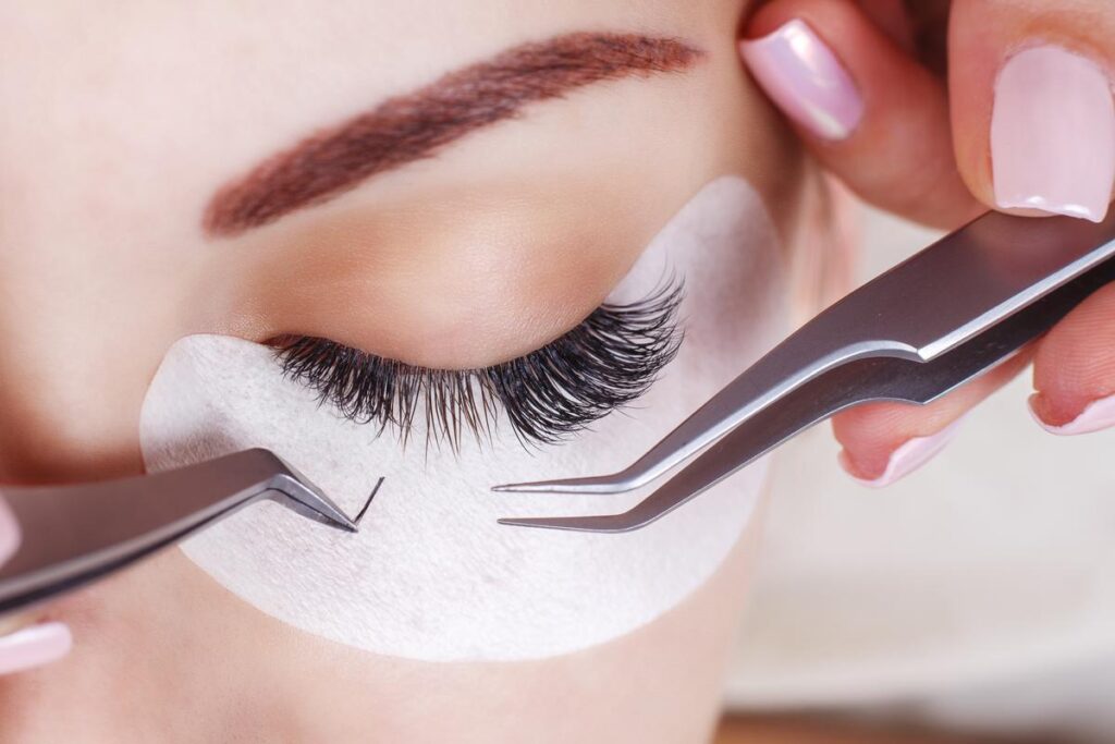 Extensions de cils à Genève : pose classique, volume russe et rehaussement